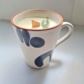 Vela de hogar «Tazavela» de diseño – Aroma fresa y nata