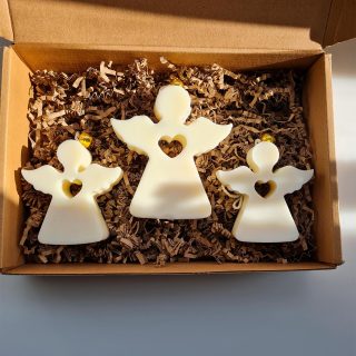 Cajita regalo con 3 figuras de ángeles navideños