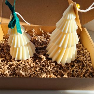 Cajita regalo con 2 figuras de abetos navideños